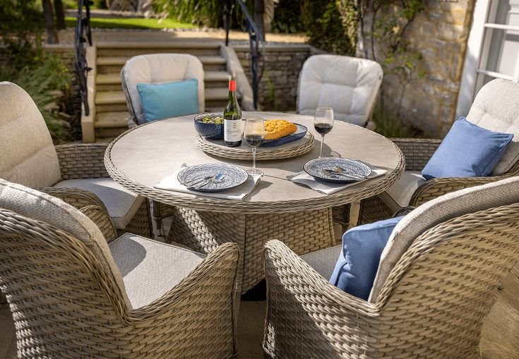 Traditional 6 Seater Dining Table Set